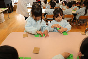 年中組の科学教室「鏡の不思議」　ひまわり・さくら・たんぽぽ