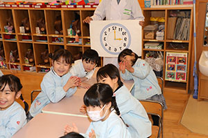 年中組の科学教室「鏡の不思議」　ひまわり・さくら・たんぽぽ