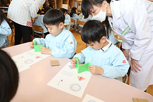 年中組の科学教室「鏡の不思議」　ひまわり・さくら・たんぽぽ