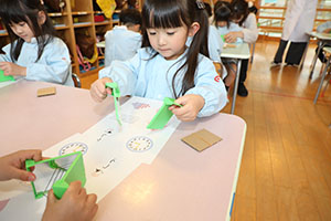 年中組の科学教室「鏡の不思議」　ひまわり・さくら・たんぽぽ