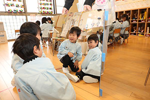 年中組の科学教室「鏡の不思議」　ひまわり・さくら・たんぽぽ