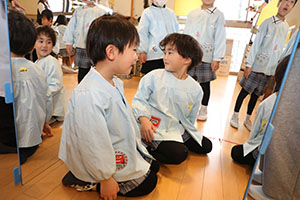 年中組の科学教室「鏡の不思議」　ひまわり・さくら・たんぽぽ