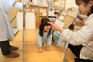 年中組の科学教室「鏡の不思議」　ひまわり・さくら・たんぽぽ