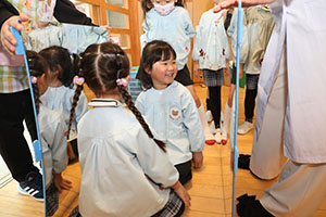 年中組の科学教室「鏡の不思議」　ひまわり・さくら・たんぽぽ