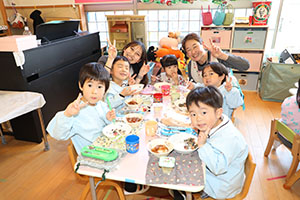 仲良くお給食　こあら・あひる