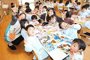 仲良くお給食　こあら・あひる