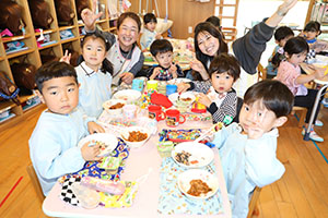 仲良くお給食　こあら・あひる