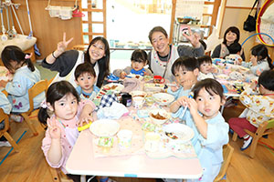 仲良くお給食　こあら・あひる