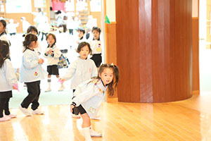 紙飛行機を飛ばしました　きりん