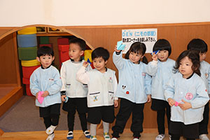 紙飛行機を飛ばしました　きりん