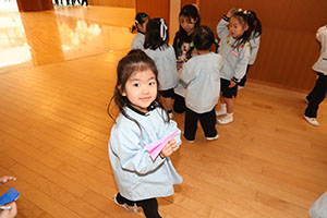 紙飛行機を飛ばしました　きりん