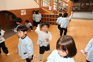 紙飛行機を飛ばしました　きりん