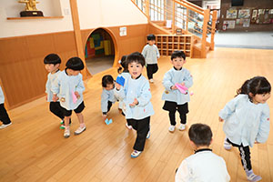 紙飛行機を飛ばしました　きりん