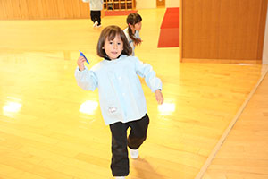 紙飛行機を飛ばしました　きりん