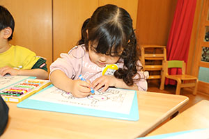 ひな祭りの塗り絵をしました　あひる