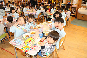 仲良くお給食　あひる・きりん