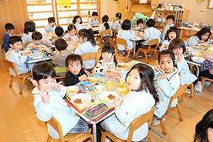 仲良くお給食　あひる・きりん