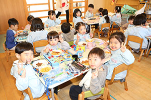仲良くお給食　あひる・きりん