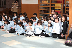 リズム遊び　「森の中の発表会」♪　2歳児クラス