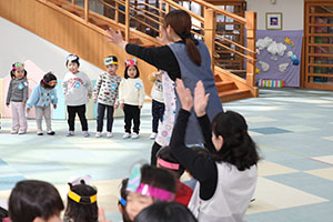 リズム遊び　「森の中の発表会」♪　2歳児クラス