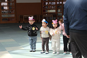 リズム遊び　「森の中の発表会」♪　2歳児クラス