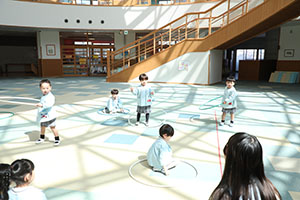 フラフープに挑戦！　りす