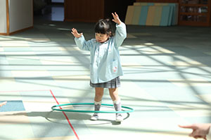 フラフープに挑戦！　りす