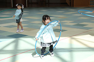 フラフープに挑戦！　りす