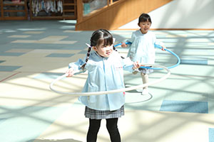 フラフープに挑戦！　りす