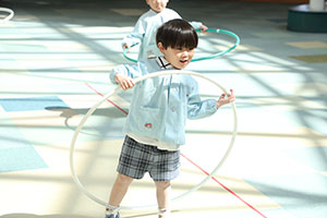 フラフープに挑戦！　りす