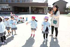 リレーで大盛り上がり！　ばら・すみれ