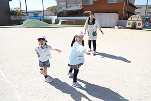 リレーで大盛り上がり！　ばら・すみれ