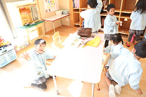 大掃除頑張っています　たんぽぽ・うさぎ・りす・きりん・ことり