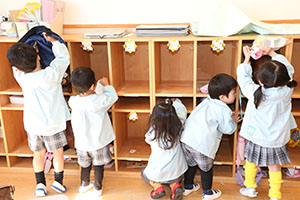 大掃除頑張っています　たんぽぽ・うさぎ・りす・きりん・ことり