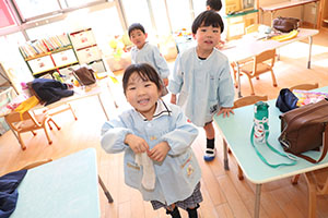 大掃除頑張っています　たんぽぽ・うさぎ・りす・きりん・ことり