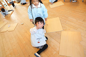 大掃除頑張っています　たんぽぽ・うさぎ・りす・きりん・ことり