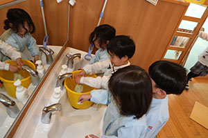 大掃除頑張っています　たんぽぽ・うさぎ・りす・きりん・ことり