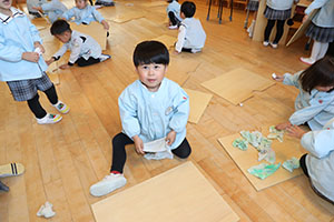 大掃除頑張っています　たんぽぽ・うさぎ・りす・きりん・ことり