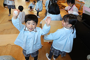 大掃除頑張っています　たんぽぽ・うさぎ・りす・きりん・ことり