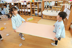 大掃除頑張っています　たんぽぽ・うさぎ・りす・きりん・ことり