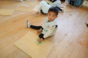 大掃除頑張っています　たんぽぽ・うさぎ・りす・きりん・ことり