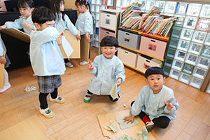 大掃除頑張っています　たんぽぽ・うさぎ・りす・きりん・ことり