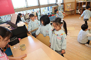 大掃除頑張っています　たんぽぽ・うさぎ・りす・きりん・ことり