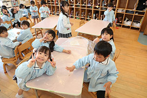 大掃除頑張っています　たんぽぽ・うさぎ・りす・きりん・ことり