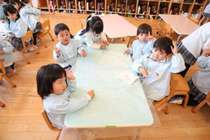 大掃除頑張っています　たんぽぽ・うさぎ・りす・きりん・ことり