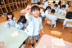 大掃除頑張っています　たんぽぽ・うさぎ・りす・きりん・ことり