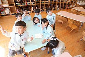 大掃除頑張っています　たんぽぽ・うさぎ・りす・きりん・ことり