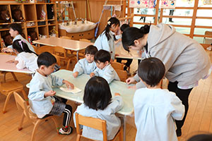 大掃除頑張っています　たんぽぽ・うさぎ・りす・きりん・ことり