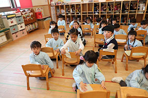 大掃除頑張っています　たんぽぽ・うさぎ・りす・きりん・ことり