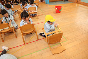 大掃除頑張っています　たんぽぽ・うさぎ・りす・きりん・ことり